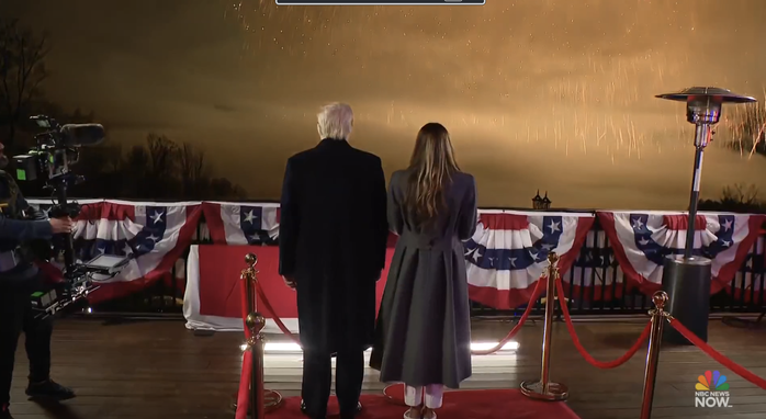 Ông Donald Trump và phu nhân Melania Trump xem pháo hoa trước lễ nhậm chức tại câu lạc bộ golf Virginia. Ảnh: NBC News Ông Donald Trump và phu nhân Melania Trump xem pháo hoa trước lễ nhậm chức tại câu lạc bộ golf Virginia. Ảnh: NBC News