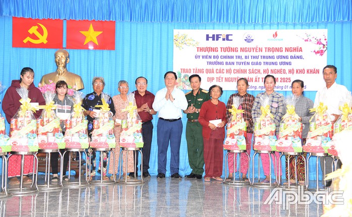 Quan tâm chăm lo để mọi người dân đón Tết an vui- Ảnh 1. Quan tâm chăm lo để mọi người dân đón Tết an vui- Ảnh 1.