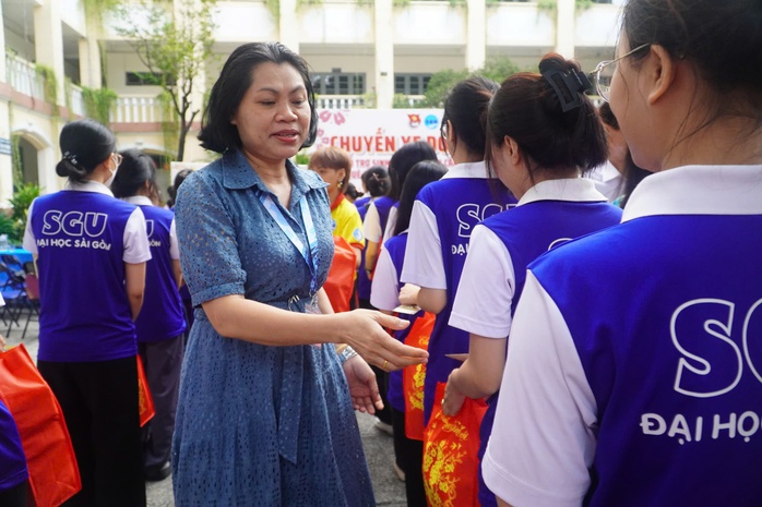 Buổi sáng đong đầy yêu thương ở TP HCM - Ảnh 9. Buổi sáng đong đầy yêu thương ở TP HCM - Ảnh 9.