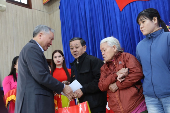 Phó Thủ tướng Thường trực Nguyễn Hòa Bình tặng quà Tết tại Quảng Nam- Ảnh 1. Phó Thủ tướng Thường trực Nguyễn Hòa Bình tặng quà Tết tại Quảng Nam- Ảnh 1.