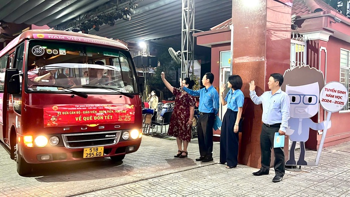Một trường học ở TP HCM tổ chức xe miễn phí đưa giáo viên, học sinh về quê nghỉ Tết - Ảnh 1. Một trường học ở TP HCM tổ chức xe miễn phí đưa giáo viên, học sinh về quê nghỉ Tết - Ảnh 1.