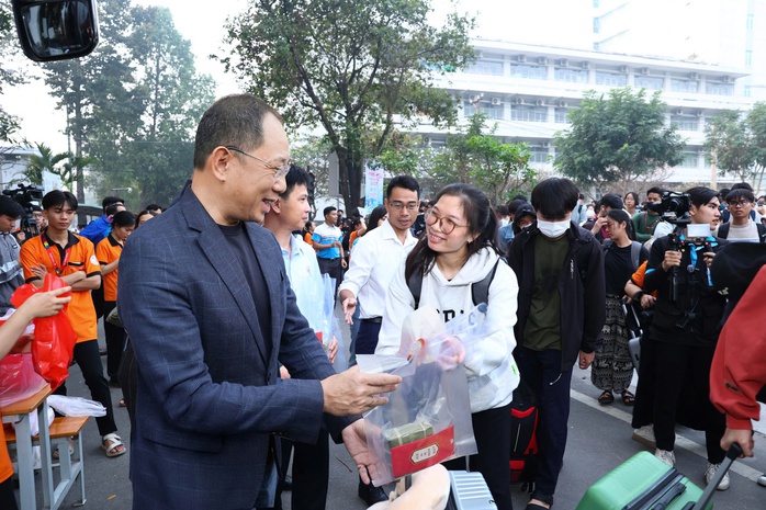 Sinh viên được “bao trọn gói” trên đường về quê đón Tết- Ảnh 2. Sinh viên được “bao trọn gói” trên đường về quê đón Tết- Ảnh 2.