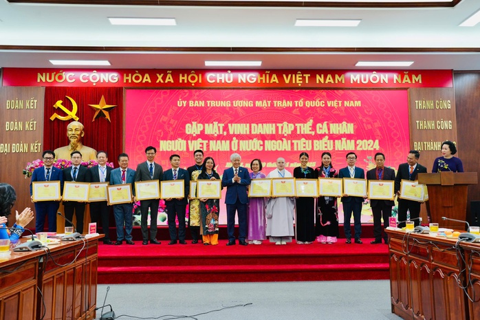 Vinh danh các kiều bào tiêu biểu- Ảnh 1. Vinh danh các kiều bào tiêu biểu- Ảnh 1.