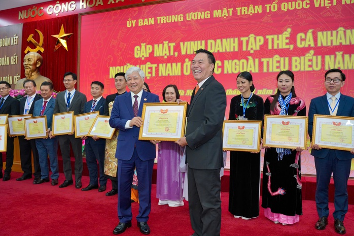 Vinh danh các kiều bào tiêu biểu- Ảnh 7. Vinh danh các kiều bào tiêu biểu- Ảnh 7.