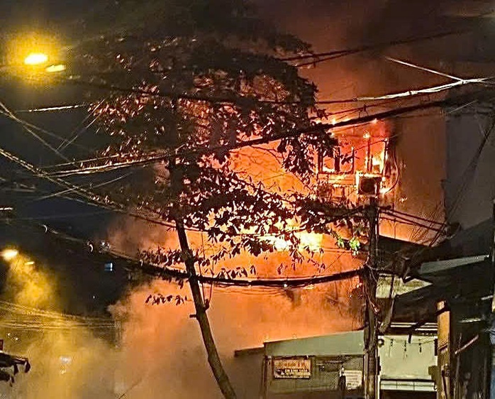 Căn nhà 4 tầng ở Bình Thạnh cháy đỏ rực trong đêm- Ảnh 1. Căn nhà 4 tầng ở Bình Thạnh cháy đỏ rực trong đêm- Ảnh 1.