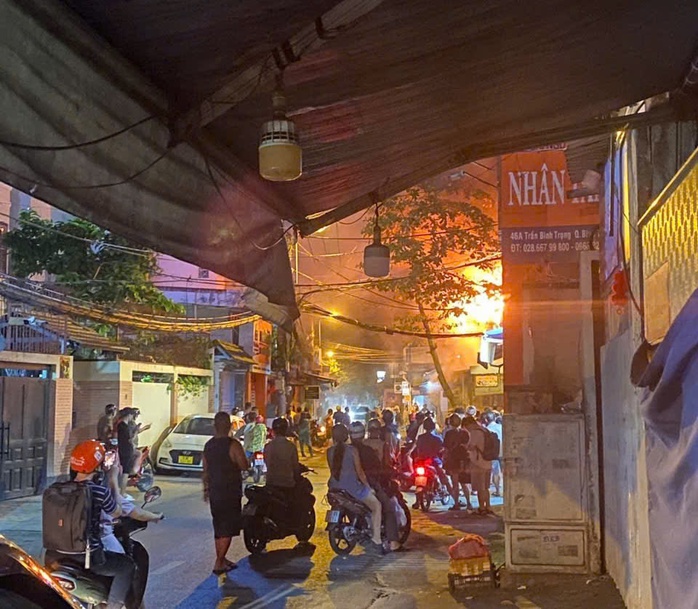 Căn nhà 4 tầng ở Bình Thạnh cháy đỏ rực trong đêm- Ảnh 2. Căn nhà 4 tầng ở Bình Thạnh cháy đỏ rực trong đêm- Ảnh 2.