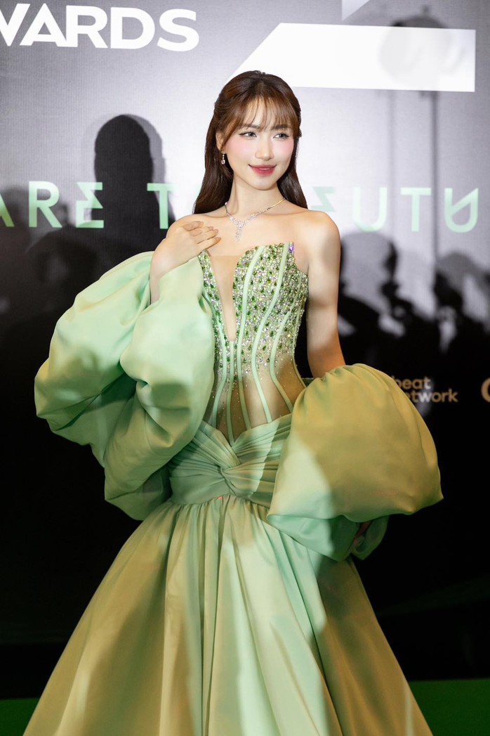 Hòa Minzy như công chúa trong loạt váy dạ hội và trang sức đẳng cấp- Ảnh 2. Hòa Minzy như công chúa trong loạt váy dạ hội và trang sức đẳng cấp- Ảnh 2.