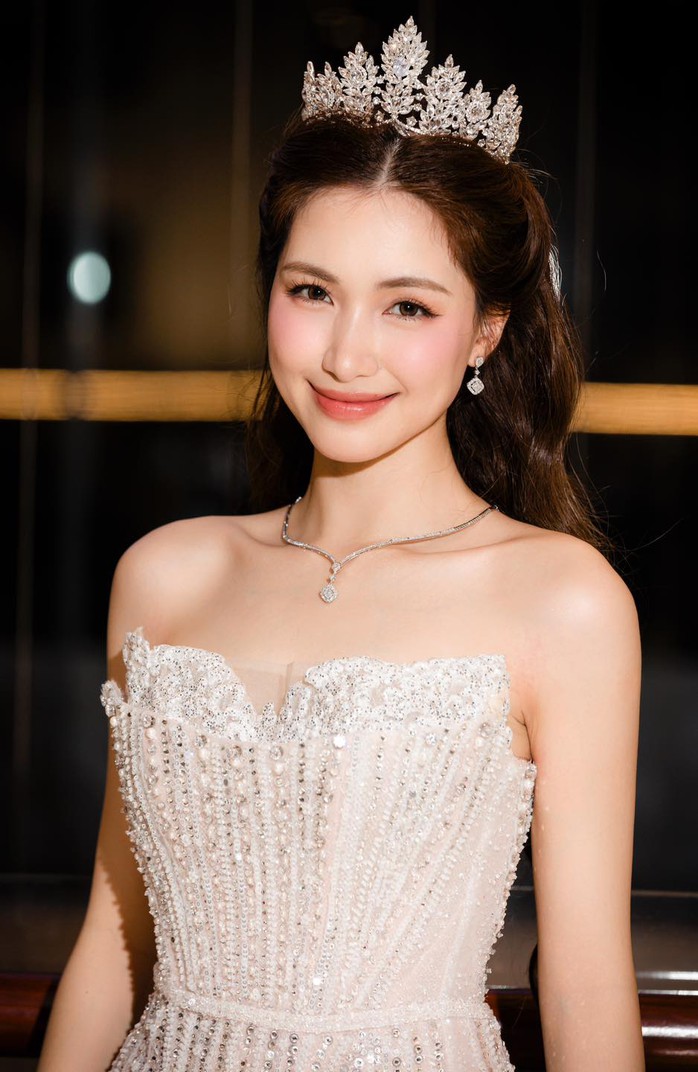 Hòa Minzy như công chúa trong loạt váy dạ hội và trang sức đẳng cấp- Ảnh 6. Hòa Minzy như công chúa trong loạt váy dạ hội và trang sức đẳng cấp- Ảnh 6.