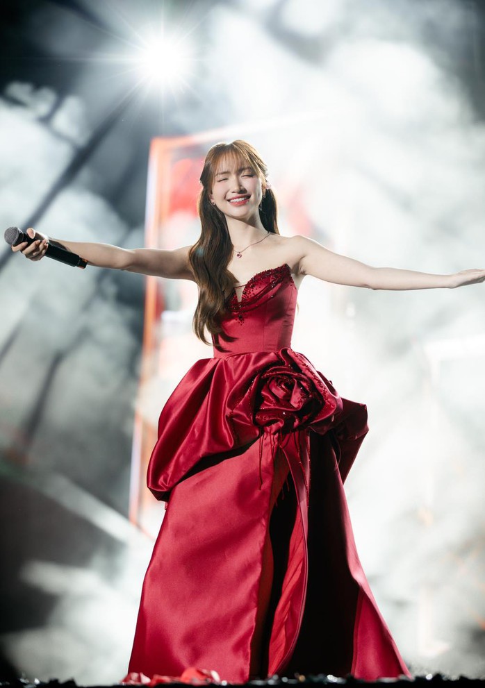 Hòa Minzy như công chúa trong loạt váy dạ hội và trang sức đẳng cấp- Ảnh 5. Hòa Minzy như công chúa trong loạt váy dạ hội và trang sức đẳng cấp- Ảnh 5.