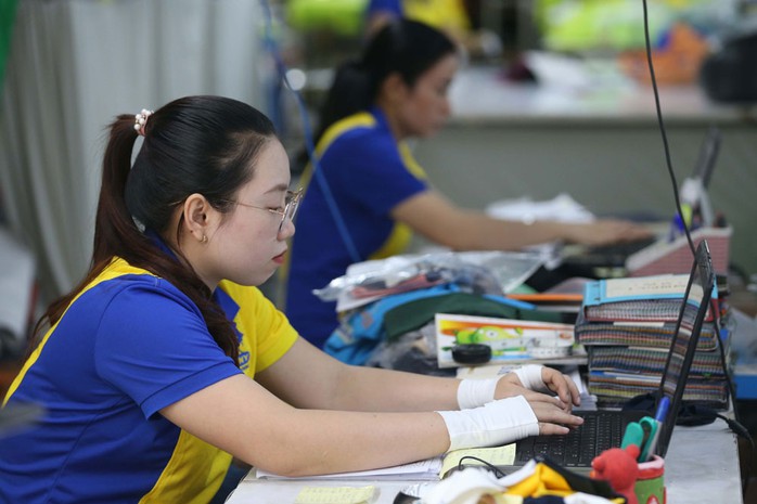 Nữ công nhân Công ty TNHH May mặc Dony tiếp nhận đơn hàng online. Ảnh: HOÀNG TRIỀU Nữ công nhân Công ty TNHH May mặc Dony tiếp nhận đơn hàng online. Ảnh: HOÀNG TRIỀU