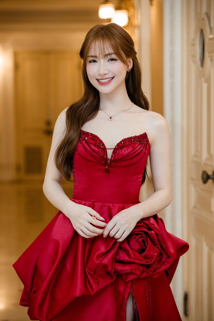 Hòa Minzy như công chúa trong loạt váy dạ hội và trang sức đẳng cấp- Ảnh 4. Hòa Minzy như công chúa trong loạt váy dạ hội và trang sức đẳng cấp- Ảnh 4.