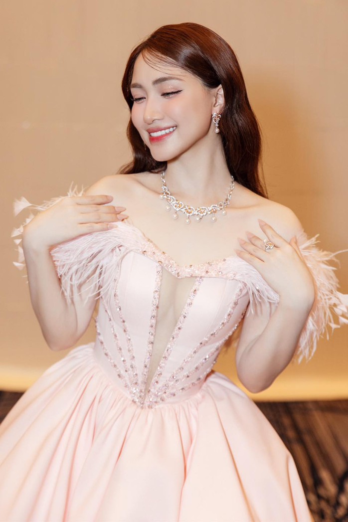 Hòa Minzy như công chúa trong loạt váy dạ hội và trang sức đẳng cấp- Ảnh 7. Hòa Minzy như công chúa trong loạt váy dạ hội và trang sức đẳng cấp- Ảnh 7.