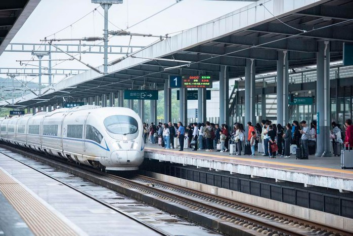 Hành khách chuẩn bị lên tàu tại ga đường sắt Nam Lâu Để ở thị trấn Lâu Để, tỉnh Hồ Nam - Trung Quốc hồi tháng 10-2024. Ảnh: TÂN HOA XÃ Hành khách chuẩn bị lên tàu tại ga đường sắt Nam Lâu Để ở thị trấn Lâu Để, tỉnh Hồ Nam - Trung Quốc hồi tháng 10-2024. Ảnh: TÂN HOA XÃ