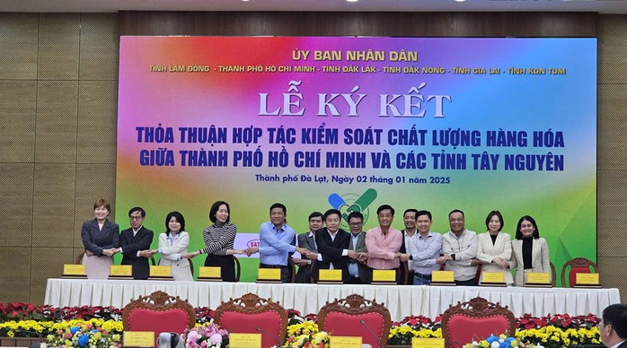 Lãnh đạo các địa phương chứng kiến lễ ký kết thỏa thuận hợp tác kiểm soát chất lượng hàng hóa giữa TP HCM và các tỉnh Tây Nguyên. Ảnh: LÊ GIANG Lãnh đạo các địa phương chứng kiến lễ ký kết thỏa thuận hợp tác kiểm soát chất lượng hàng hóa giữa TP HCM và các tỉnh Tây Nguyên. Ảnh: LÊ GIANG