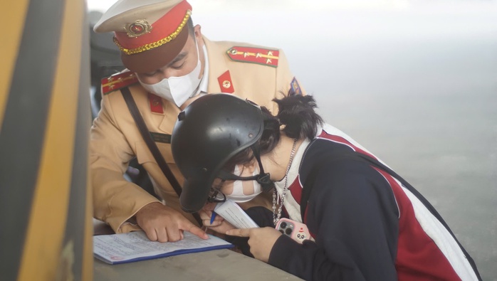 Tài xế xe ôm "khóc ròng" vì mức phạt tăng gấp hàng chục lần- Ảnh 5. Tài xế xe ôm "khóc ròng" vì mức phạt tăng gấp hàng chục lần- Ảnh 5.