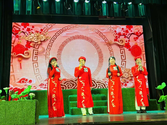 NSND Hồng Vân trao lại bằng khen vở "Bông cánh cò" cho gia đình cố nhạc sĩ Bắc Sơn- Ảnh 2. NSND Hồng Vân trao lại bằng khen vở "Bông cánh cò" cho gia đình cố nhạc sĩ Bắc Sơn- Ảnh 2.