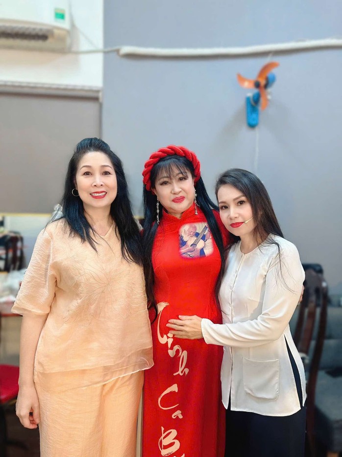 NSND Hồng Vân trao lại bằng khen vở "Bông cánh cò" cho gia đình cố nhạc sĩ Bắc Sơn- Ảnh 3. NSND Hồng Vân trao lại bằng khen vở "Bông cánh cò" cho gia đình cố nhạc sĩ Bắc Sơn- Ảnh 3.