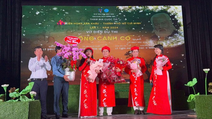 NSND Hồng Vân trao lại bằng khen vở "Bông cánh cò" cho gia đình cố nhạc sĩ Bắc Sơn- Ảnh 5. NSND Hồng Vân trao lại bằng khen vở "Bông cánh cò" cho gia đình cố nhạc sĩ Bắc Sơn- Ảnh 5.