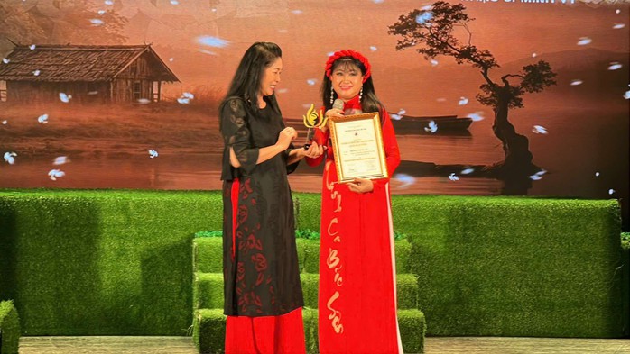 NSND Hồng Vân trao lại bằng khen vở "Bông cánh cò" cho gia đình cố nhạc sĩ Bắc Sơn- Ảnh 1. NSND Hồng Vân trao lại bằng khen vở "Bông cánh cò" cho gia đình cố nhạc sĩ Bắc Sơn- Ảnh 1.