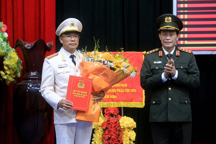 Trao quyết định của Bộ trưởng Bộ Công an tại Quảng Nam- Ảnh 1. Trao quyết định của Bộ trưởng Bộ Công an tại Quảng Nam- Ảnh 1.