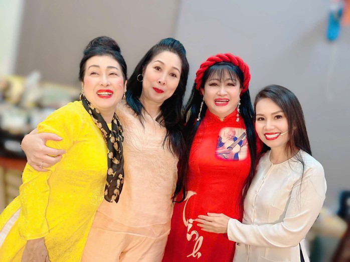 NSND Hồng Vân trao lại bằng khen vở "Bông cánh cò" cho gia đình cố nhạc sĩ Bắc Sơn- Ảnh 4. NSND Hồng Vân trao lại bằng khen vở "Bông cánh cò" cho gia đình cố nhạc sĩ Bắc Sơn- Ảnh 4.