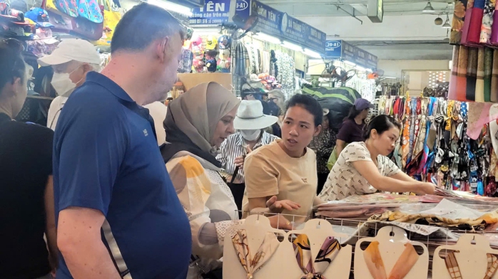 Du khách đến chợ Đồng Xuân chủ yếu để tham quan, ít khi mua sắm Du khách đến chợ Đồng Xuân chủ yếu để tham quan, ít khi mua sắm