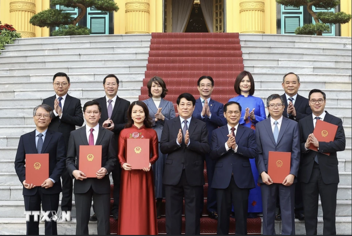 Chủ tịch nước Lương Cường trao Quyết định phong hàm Đại sứ- Ảnh 1. Chủ tịch nước Lương Cường trao Quyết định phong hàm Đại sứ- Ảnh 1.