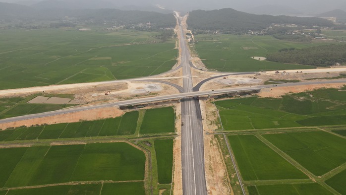 Cao tốc Diễn Châu - Bãi Vọt bắt đầu thu phí từ ngày 5-1-2025- Ảnh 1. Cao tốc Diễn Châu - Bãi Vọt bắt đầu thu phí từ ngày 5-1-2025- Ảnh 1.