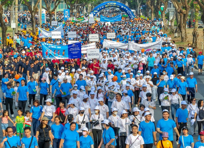 Chương trình Đi bộ từ thiện Đinh Thiện Lý: 20 năm những bước chân chia sẻ- Ảnh 2. Chương trình Đi bộ từ thiện Đinh Thiện Lý: 20 năm những bước chân chia sẻ- Ảnh 2.