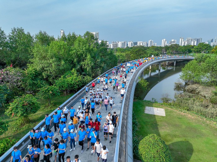 Chương trình Đi bộ từ thiện Đinh Thiện Lý: 20 năm những bước chân chia sẻ- Ảnh 3. Chương trình Đi bộ từ thiện Đinh Thiện Lý: 20 năm những bước chân chia sẻ- Ảnh 3.