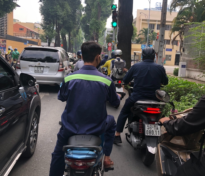 Hình ảnh bất chấp mức phạt khủng, nhiều người ở TP HCM vẫn vi phạm luật giao thông- Ảnh 9. Hình ảnh bất chấp mức phạt khủng, nhiều người ở TP HCM vẫn vi phạm luật giao thông- Ảnh 9.