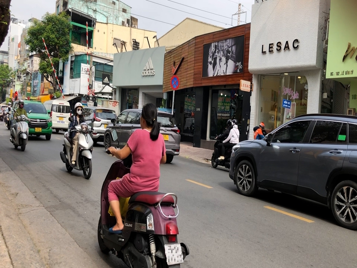 Hình ảnh bất chấp mức phạt khủng, nhiều người ở TP HCM vẫn vi phạm luật giao thông- Ảnh 4. Hình ảnh bất chấp mức phạt khủng, nhiều người ở TP HCM vẫn vi phạm luật giao thông- Ảnh 4.