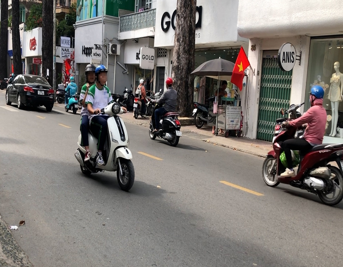 Hình ảnh bất chấp mức phạt khủng, nhiều người ở TP HCM vẫn vi phạm luật giao thông- Ảnh 7. Hình ảnh bất chấp mức phạt khủng, nhiều người ở TP HCM vẫn vi phạm luật giao thông- Ảnh 7.