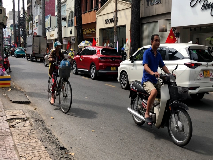 Hình ảnh bất chấp mức phạt khủng, nhiều người ở TP HCM vẫn vi phạm luật giao thông- Ảnh 5. Hình ảnh bất chấp mức phạt khủng, nhiều người ở TP HCM vẫn vi phạm luật giao thông- Ảnh 5.