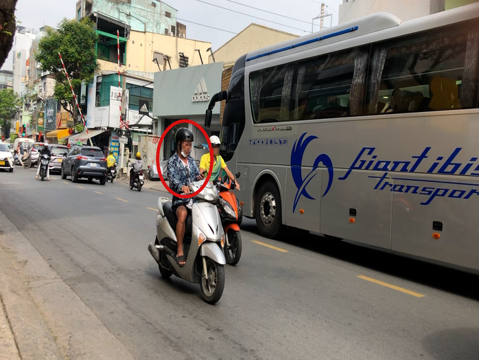 Hình ảnh bất chấp mức phạt khủng, nhiều người ở TP HCM vẫn vi phạm luật giao thông- Ảnh 1. Hình ảnh bất chấp mức phạt khủng, nhiều người ở TP HCM vẫn vi phạm luật giao thông- Ảnh 1.