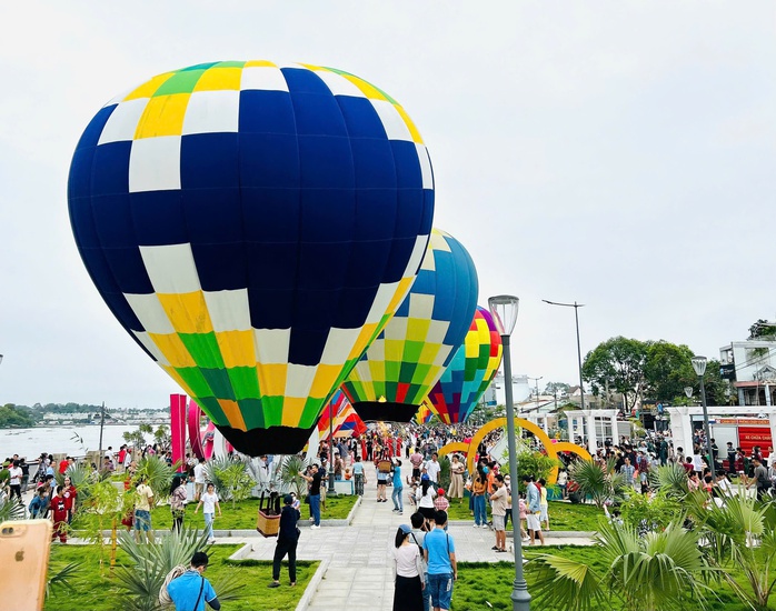 Khinh khí cầu tập trung “rợp trời” bên dòng sông Sài Gòn- Ảnh 7. Khinh khí cầu tập trung “rợp trời” bên dòng sông Sài Gòn- Ảnh 7.