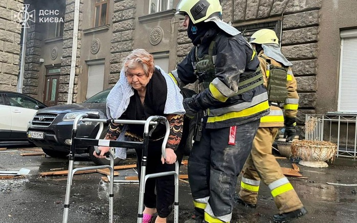 Thủ đô Kiev – Ukraine đã hứng thiệt hại sau đòn không kích của Nga vào những giờ đầu tiên của năm mới 2025. Ảnh: Cơ quan khẩn cấp Ukraine Thủ đô Kiev – Ukraine đã hứng thiệt hại sau đòn không kích của Nga vào những giờ đầu tiên của năm mới 2025. Ảnh: Cơ quan khẩn cấp Ukraine