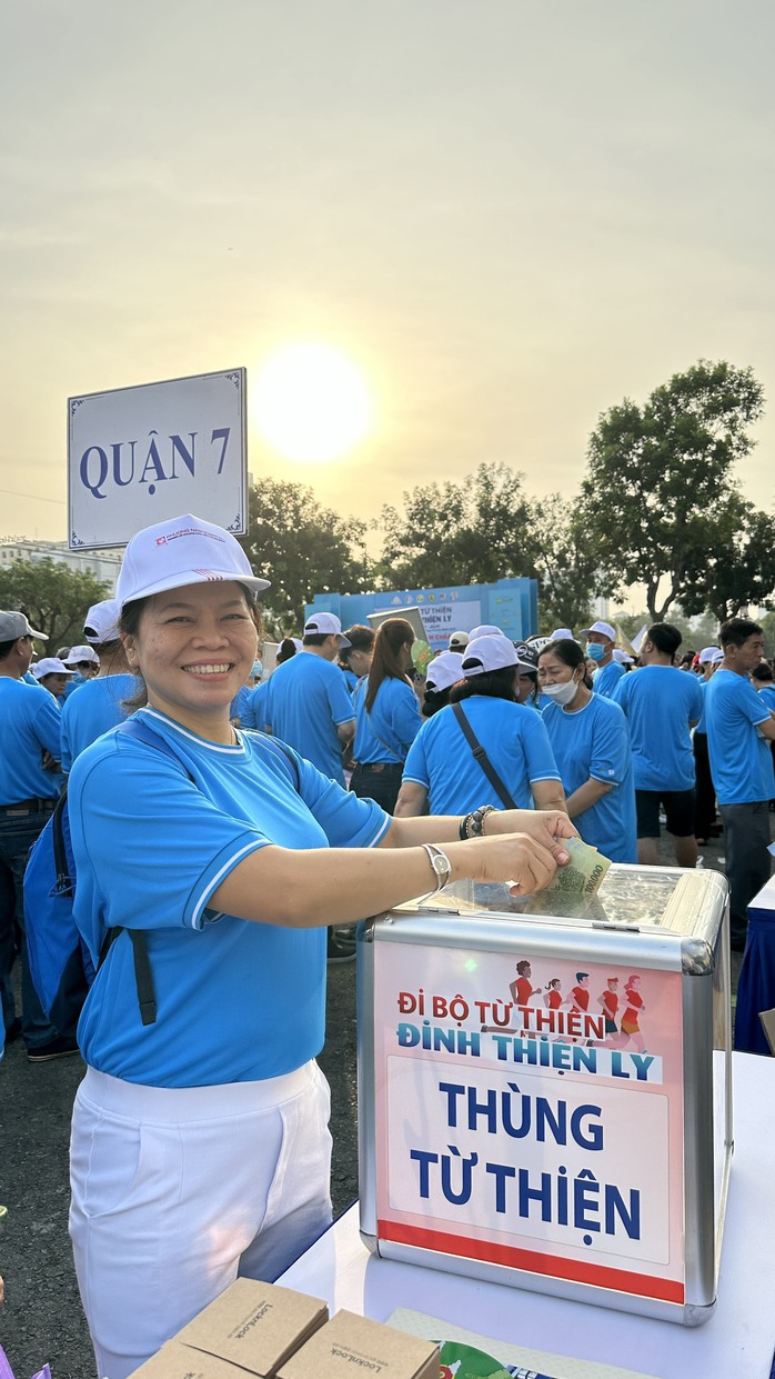Chương trình Đi bộ từ thiện Đinh Thiện Lý: 20 năm những bước chân chia sẻ- Ảnh 4. Chương trình Đi bộ từ thiện Đinh Thiện Lý: 20 năm những bước chân chia sẻ- Ảnh 4.