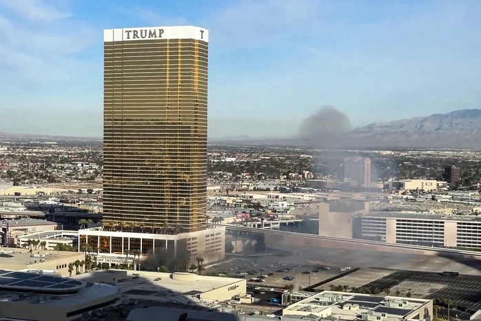 Các video trên mạng xã hội cho thấy khói bốc lên bên ngoài Khách sạn Trump International ở Las Vegas vào ngày 1-1. Ảnh: X Các video trên mạng xã hội cho thấy khói bốc lên bên ngoài Khách sạn Trump International ở Las Vegas vào ngày 1-1. Ảnh: X