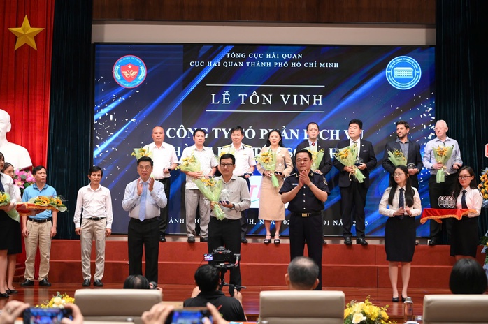 Ngành hải quan TP sẽ đối mặt với áp lực chia sẻ nguồn thu- Ảnh 1.