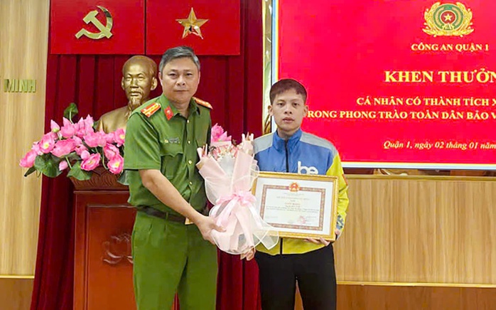 Khen thưởng tài xế Be lao vào can ngăn vụ ẩu đả trong đêm giao thừa ở trung tâm TP HCM - Ảnh 1. Khen thưởng tài xế Be lao vào can ngăn vụ ẩu đả trong đêm giao thừa ở trung tâm TP HCM - Ảnh 1.