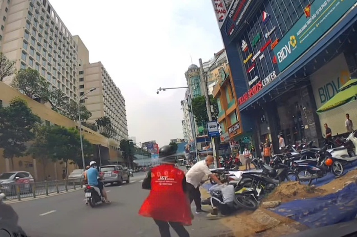 Thông tin mới vụ người đàn ông đầu trọc cầm hung khí đánh người- Ảnh 1. Thông tin mới vụ người đàn ông đầu trọc cầm hung khí đánh người- Ảnh 1.