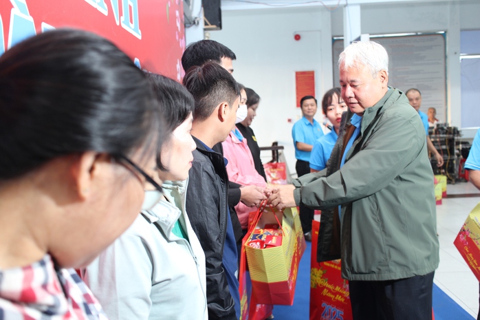 Chuyến tàu Xuân Công đoàn đưa công nhân về quê ăn Tết- Ảnh 3. Chuyến tàu Xuân Công đoàn đưa công nhân về quê ăn Tết- Ảnh 3.