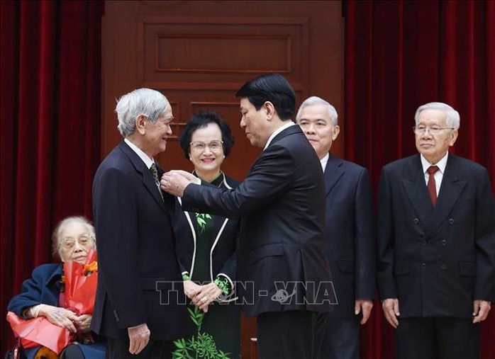 Bộ Chính trị, Ban Bí thư gặp mặt lãnh đạo, nguyên lãnh đạo Đảng, Nhà nước- Ảnh 11. Bộ Chính trị, Ban Bí thư gặp mặt lãnh đạo, nguyên lãnh đạo Đảng, Nhà nước- Ảnh 11.