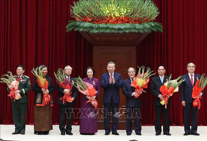 Bộ Chính trị, Ban Bí thư gặp mặt lãnh đạo, nguyên lãnh đạo Đảng, Nhà nước- Ảnh 10. Bộ Chính trị, Ban Bí thư gặp mặt lãnh đạo, nguyên lãnh đạo Đảng, Nhà nước- Ảnh 10.
