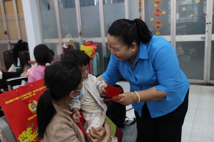 Chuyến tàu Xuân Công đoàn đưa công nhân về quê ăn Tết- Ảnh 6. Chuyến tàu Xuân Công đoàn đưa công nhân về quê ăn Tết- Ảnh 6.