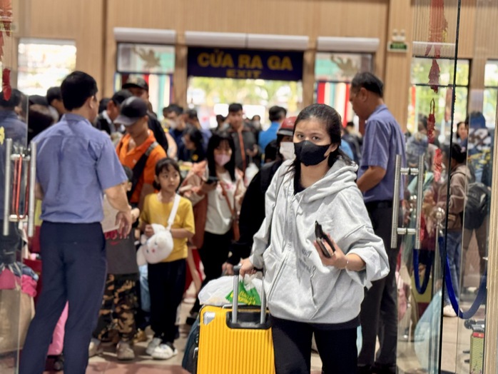Chuyến tàu Xuân Công đoàn đưa công nhân về quê ăn Tết- Ảnh 5. Chuyến tàu Xuân Công đoàn đưa công nhân về quê ăn Tết- Ảnh 5.