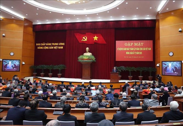 Bộ Chính trị, Ban Bí thư gặp mặt lãnh đạo, nguyên lãnh đạo Đảng, Nhà nước- Ảnh 4. Bộ Chính trị, Ban Bí thư gặp mặt lãnh đạo, nguyên lãnh đạo Đảng, Nhà nước- Ảnh 4.