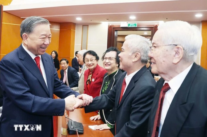 Bộ Chính trị, Ban Bí thư gặp mặt lãnh đạo, nguyên lãnh đạo Đảng, Nhà nước- Ảnh 1. Bộ Chính trị, Ban Bí thư gặp mặt lãnh đạo, nguyên lãnh đạo Đảng, Nhà nước- Ảnh 1.