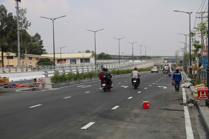 Đường nối Trần Quốc Hoàn - Cộng Hòa thông xe ngày 23-1. Ảnh: NGỌC QUÝ Đường nối Trần Quốc Hoàn - Cộng Hòa thông xe ngày 23-1. Ảnh: NGỌC QUÝ